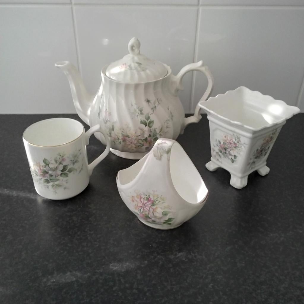 Engelse set met hibiscus en magnolia  12 items, Ophalen of Verzenden, Overige stijlen, Kop(pen) en/of Schotel(s)