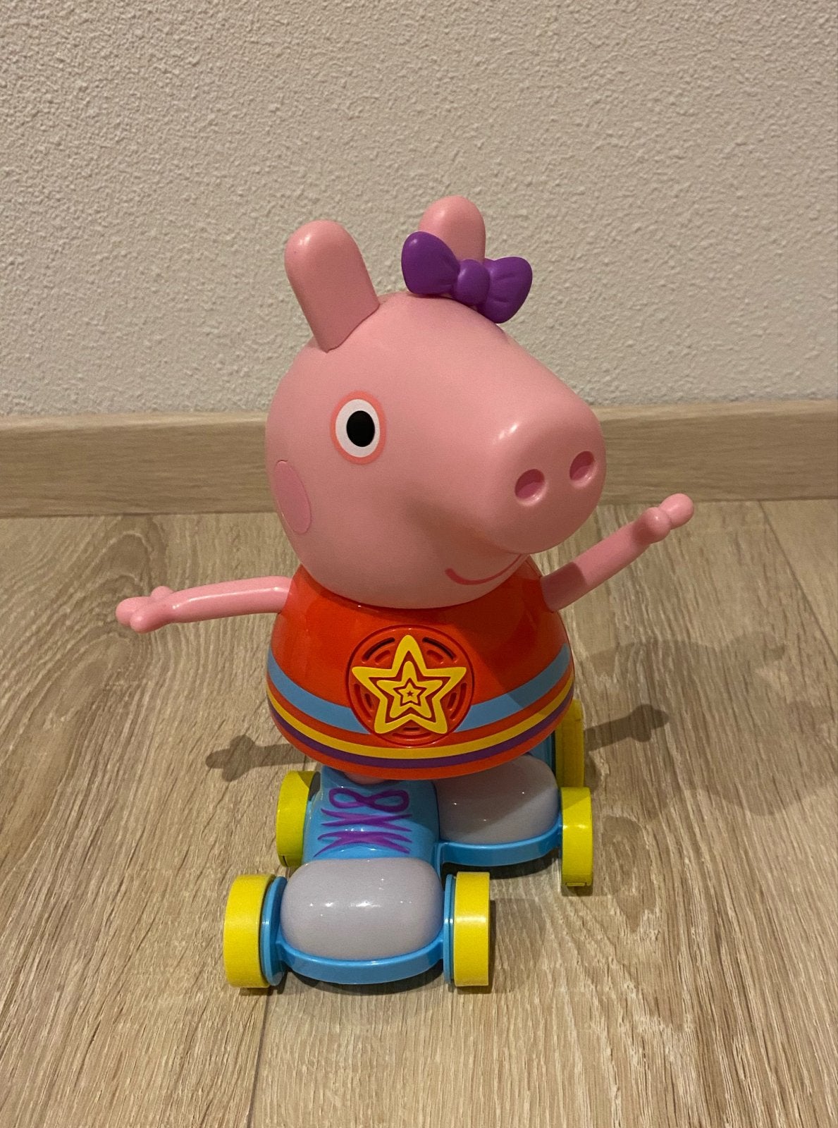 Peppa Pig op rolschaatsen speelfiguur, Ophalen of Verzenden, Zo goed als nieuw, Jongen of Meisje