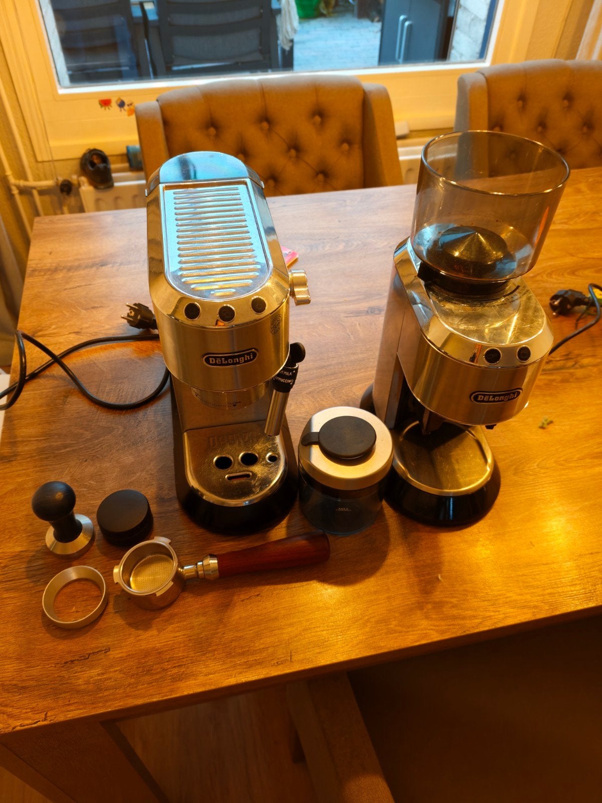 DeLonghi Dedica EC685M Espressomachine + KG520M Koffiemolen, Ophalen, Zo goed als nieuw, Combi, 2 tot 4 kopjes