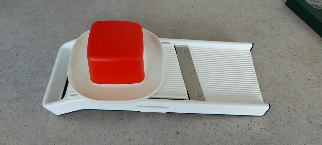 Tupperware mandoline met rode houder, Ophalen of Verzenden