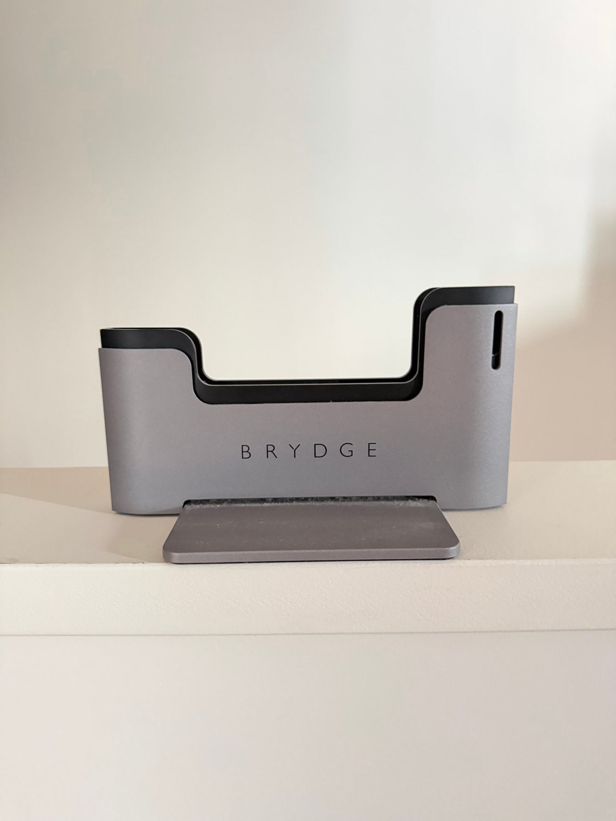 BRYDGE Vertical Dock voor MacBook Pro 13, Ophalen of Verzenden, Gebruikt, Docking station, Laptop