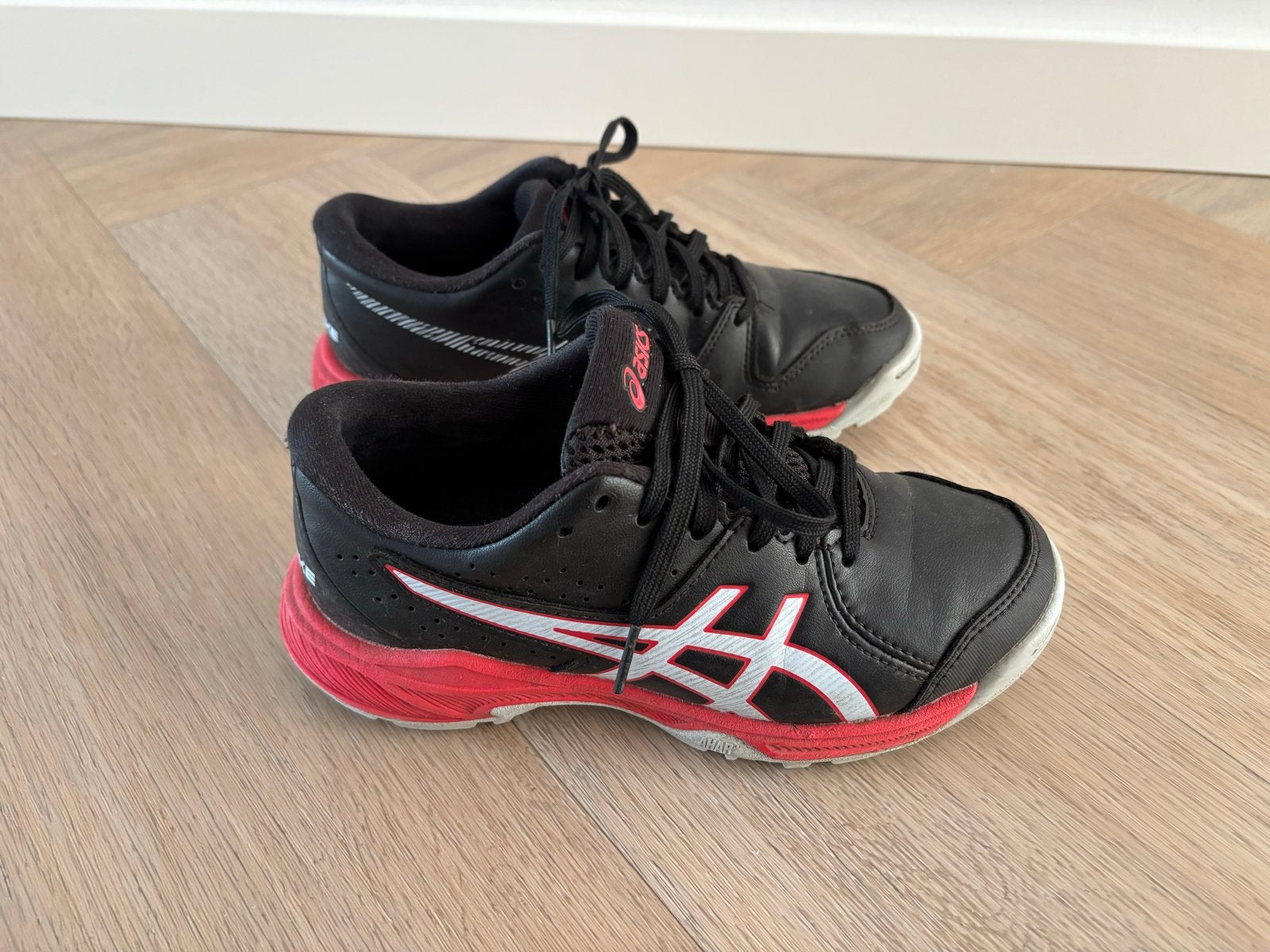 Hockeyschoenen ASICS Gel-Peake Zwart/Rood , mt 33, Sport en Fitness, Ophalen, Gebruikt, Schoenen