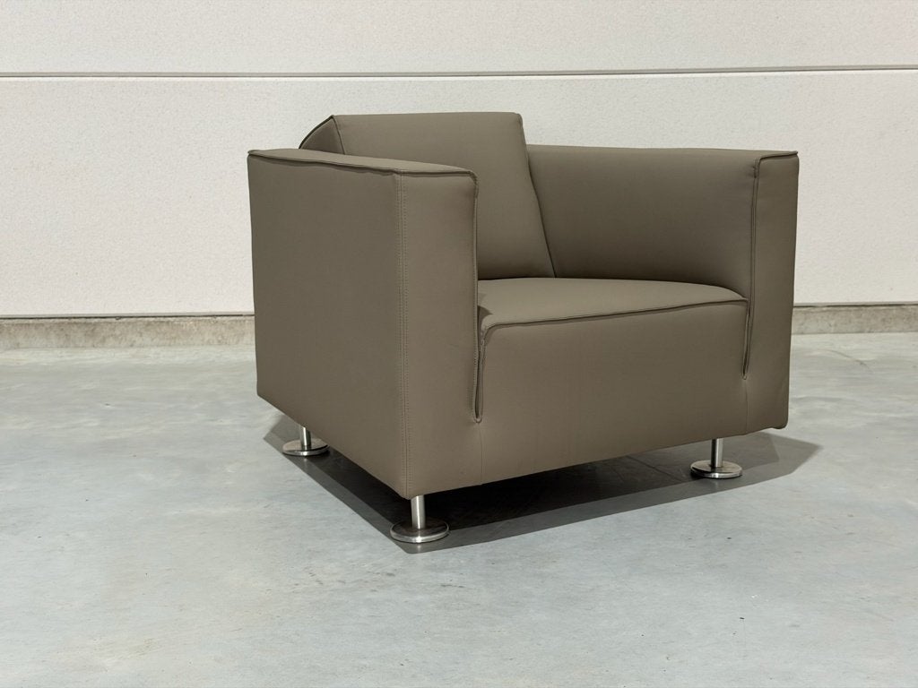Design on Stock Blizz fauteuil - taupe - zo goed als nieuw, Huis en Inrichting, Design on Stock, 75 tot 100 cm, Montis Gelderland Harvink Leolux Pode