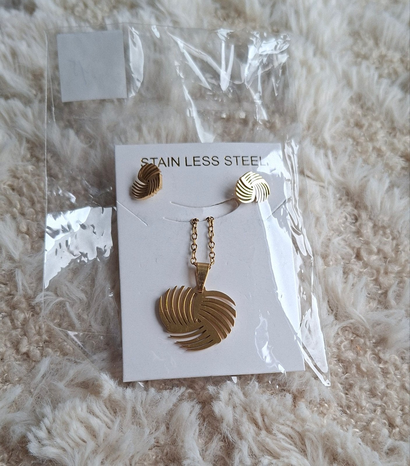 SIERADENSET Ketting+Oorstekers goudkleur🙂, Overige materialen, Nieuw, Ophalen of Verzenden, Hart