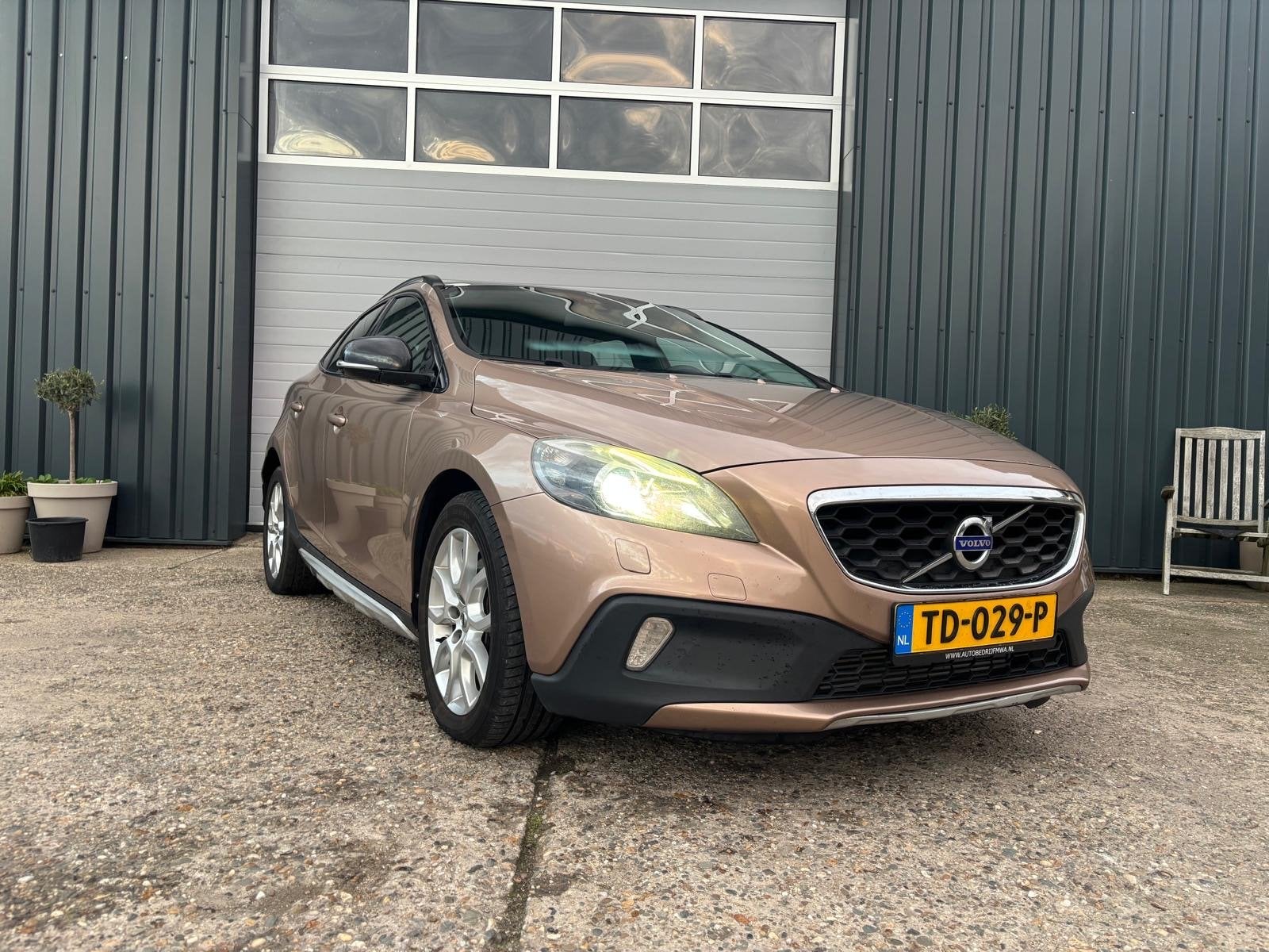 Volvo V40 2.0 D3 150PK 2014 Bruin, Voorwielaandrijving, Zwart, Overige bekleding, Particulier