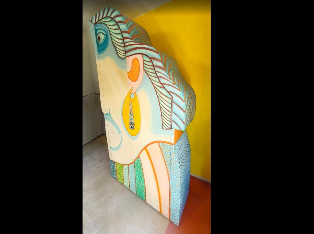 * Artistieke Design Wandkast en Bijpassende Salontafel *, Huis en Inrichting, Met deur(en), Overige materialen, 200 cm of meer