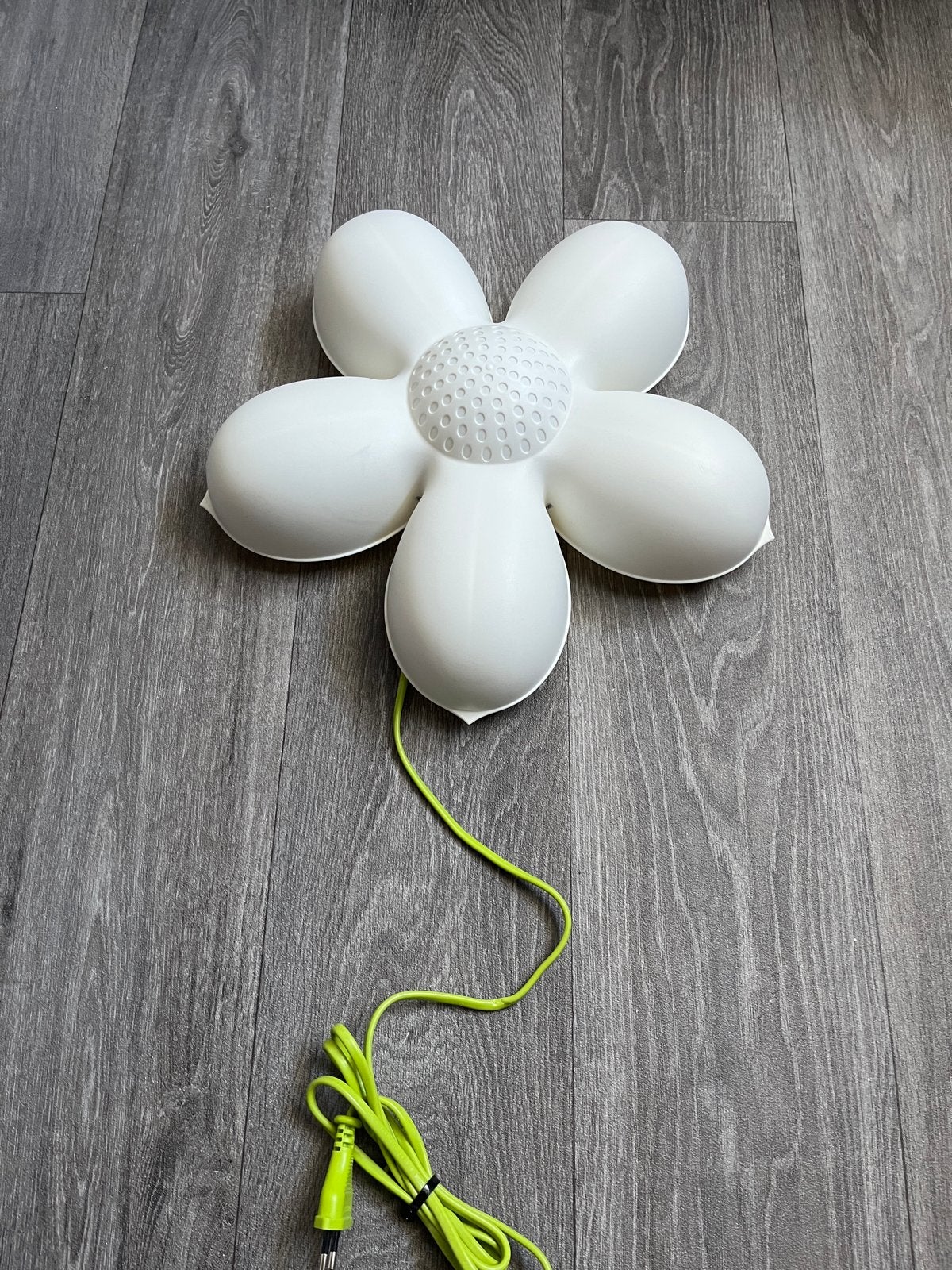 IKEA bloem wandlamp - wit, speels design, IKEA, E14 (klein), Ophalen of Verzenden, Zo goed als nieuw
