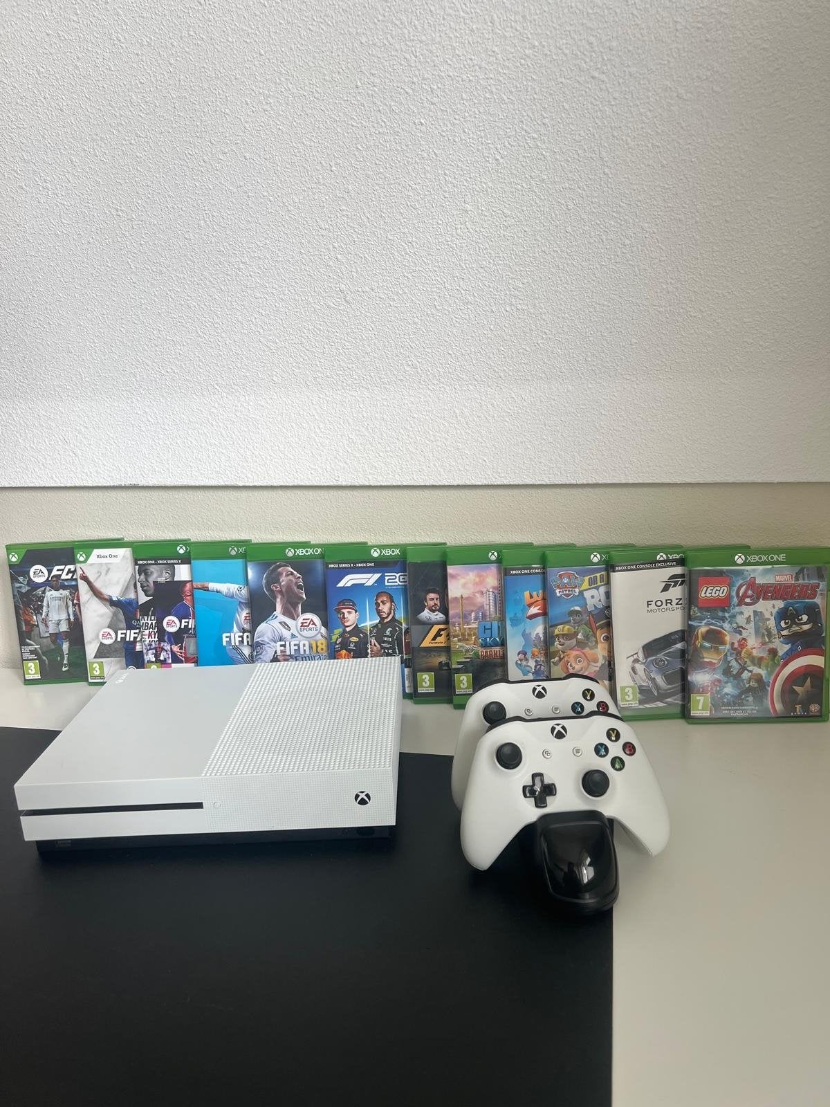 Xbox One S 500GB Wit met 2 controllers en spellen, Ophalen, Gebruikt, Overige genres, 2 spelers