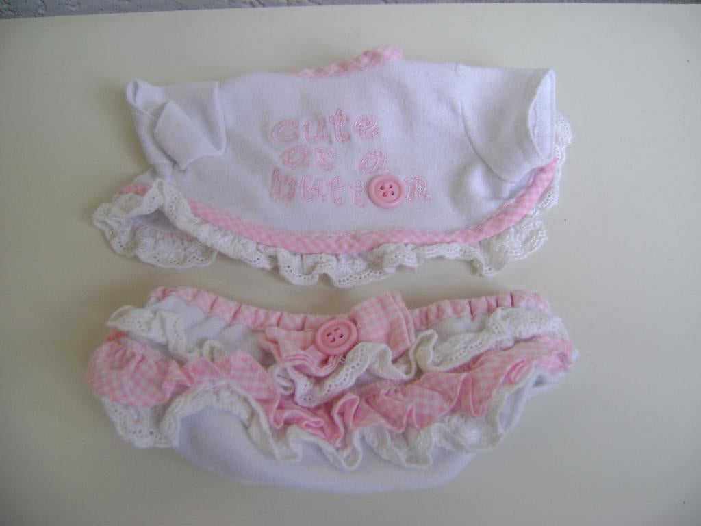 2del wit /roze popset met kantjes trui 15brx9h broek 13brx8h, Kinderen en Baby's, Speelgoed | Poppen, Ophalen of Verzenden, Zo goed als nieuw