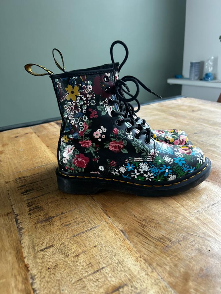 Dr. Martens flower mash up maat 37, Ophalen of Verzenden, Zo goed als nieuw, Zwart