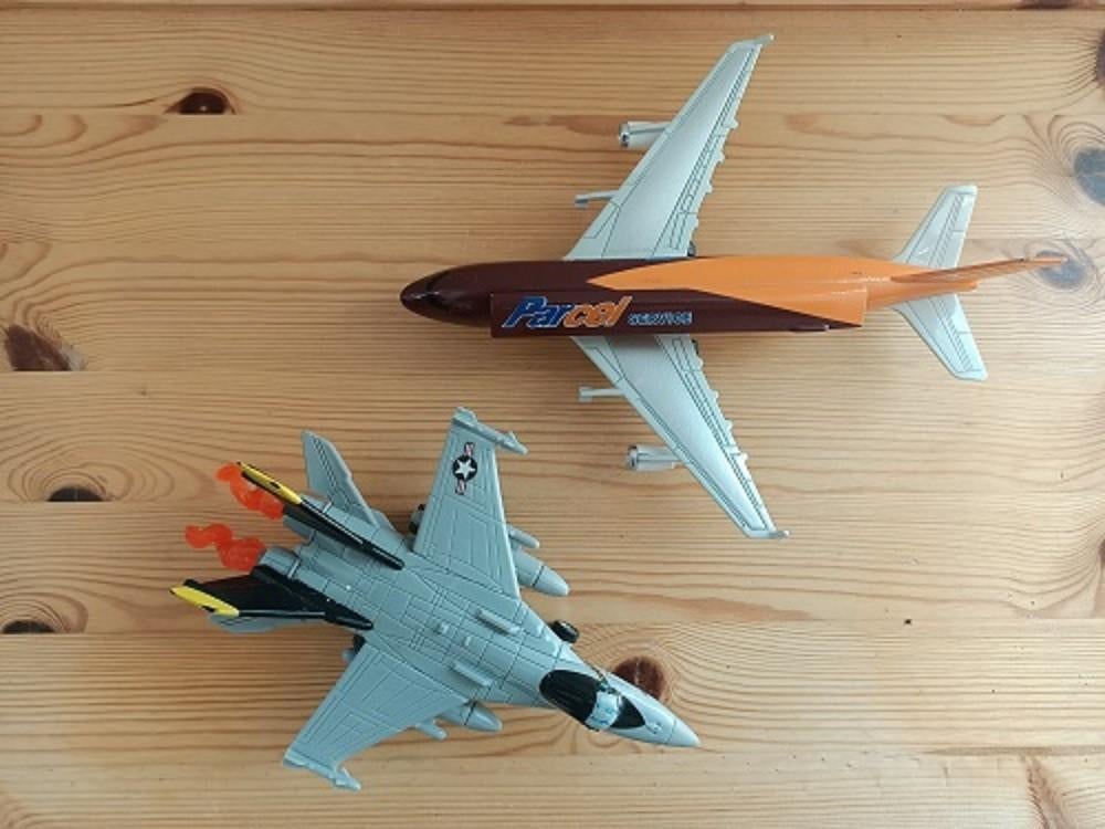 (214) Model vliegtuigen 2 stuks z.g.a.n., Verzenden, Zo goed als nieuw, 1:72 tot 1:144, Overige merken