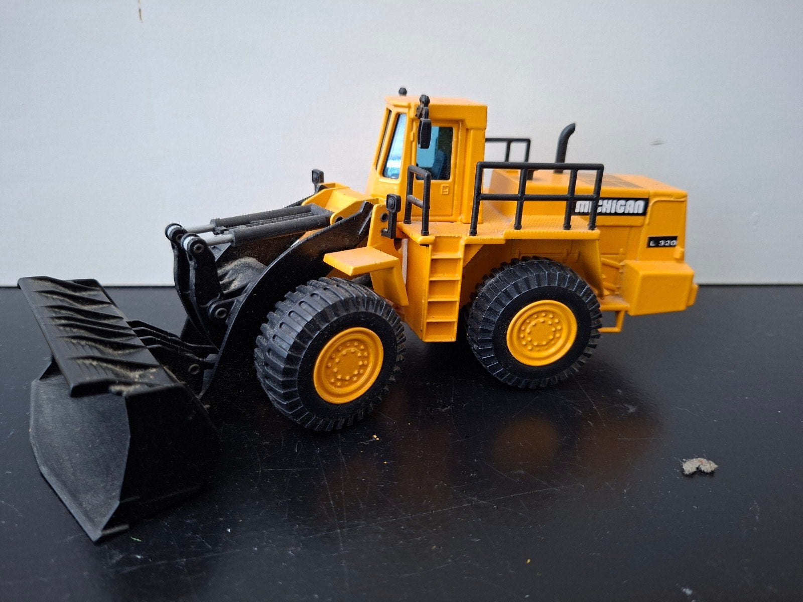 michigan L320 shovel 1:50, Ophalen of Verzenden, Zo goed als nieuw, Bus of Vrachtwagen