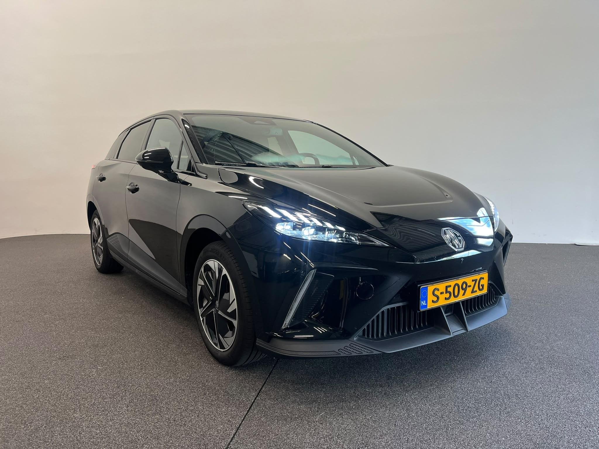 MG MG4 Electric Luxury 64 kWh SOH 95,5% Navigatie Apple Carp, Auto's, Gebruikt, Origineel Nederlands, 500 kg, Te koop