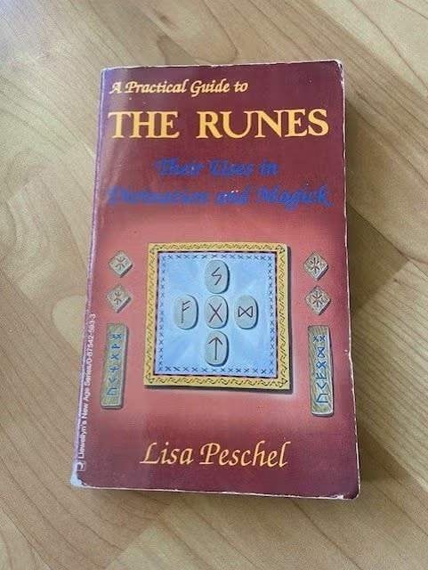 A Practical Guide To The Runes - Lisa Peschel, Ophalen of Verzenden, Gelezen, Overige onderwerpen, Overige typen