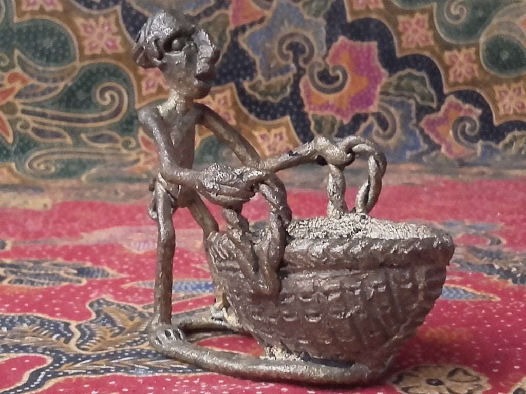 Origineel antiek brons beeldje uit Afrika van man met mand., Afrika, Handgemaakt, Ophalen of Verzenden, Brons