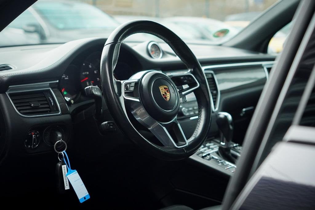 Foto 6 van Porsche Macan 3.0 GTS / Pano / Luchtvering / Trekhaak / Spor