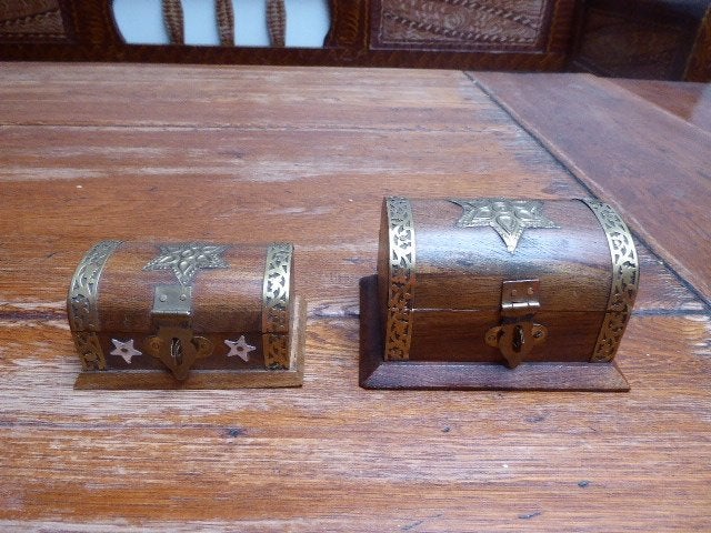 2 houten doosjes met messing details., Ophalen of Verzenden