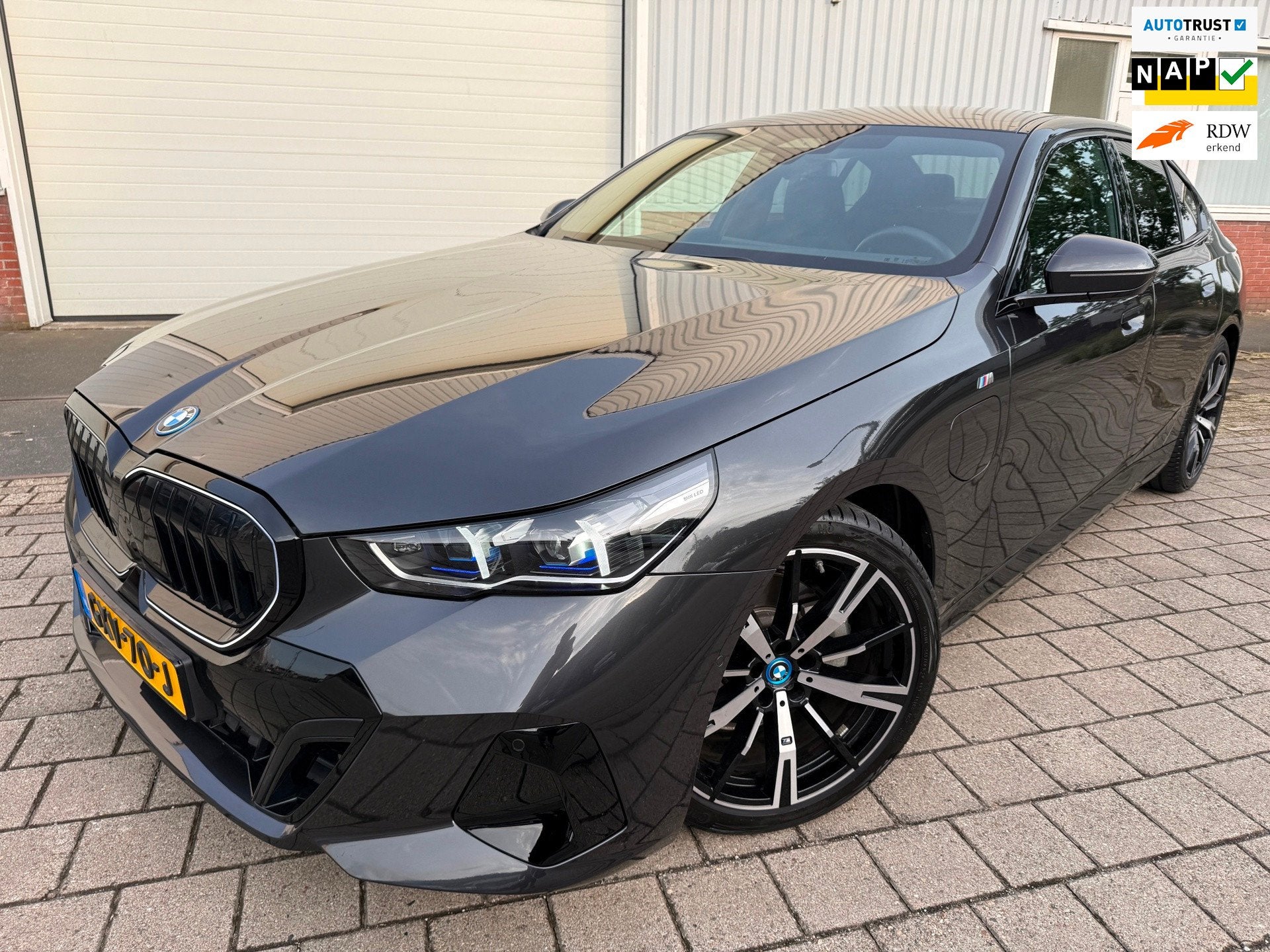 BMW 5-serie 530e PHEV 09-2024 M-SPORT LEDER SFEER CAMERA NAP, Auto's, Automaat, 1998 cc, Achterwielaandrijving, Bedrijf