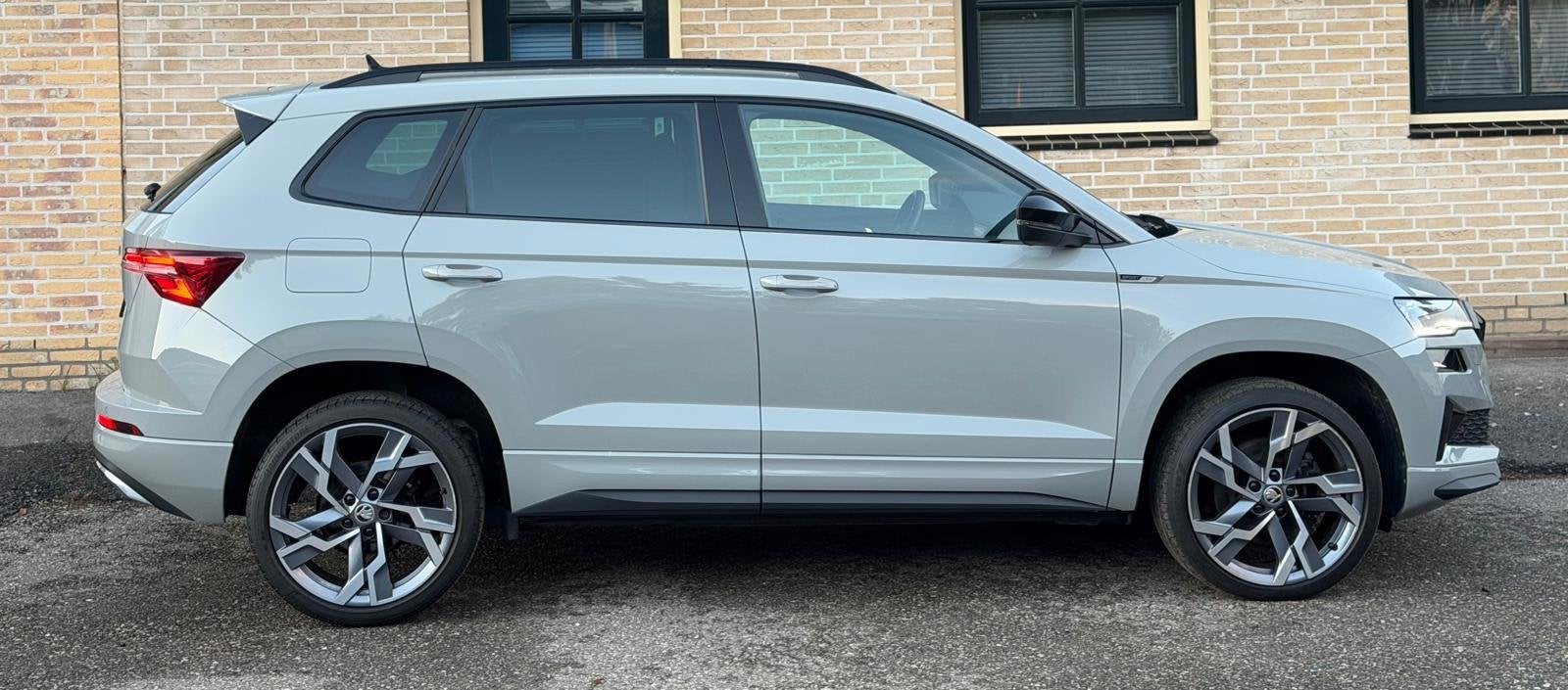 Skoda Karoq 1.5 TSI ACT Sportline |DSG|CAMERA|CARPLAY, Auto's, Dealer onderhouden, Stof, 4 cilinders, 150 pk