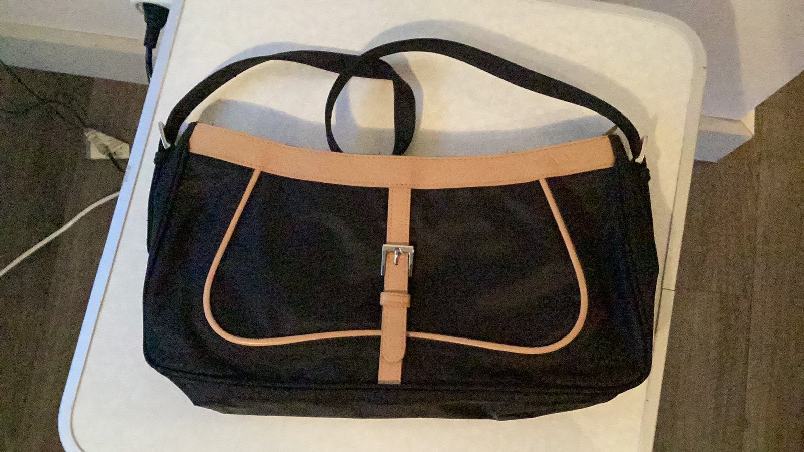 Te koop: kleine, zwarte damestas met lichte leren accenten., Ophalen of Verzenden, Gebruikt, Zwart