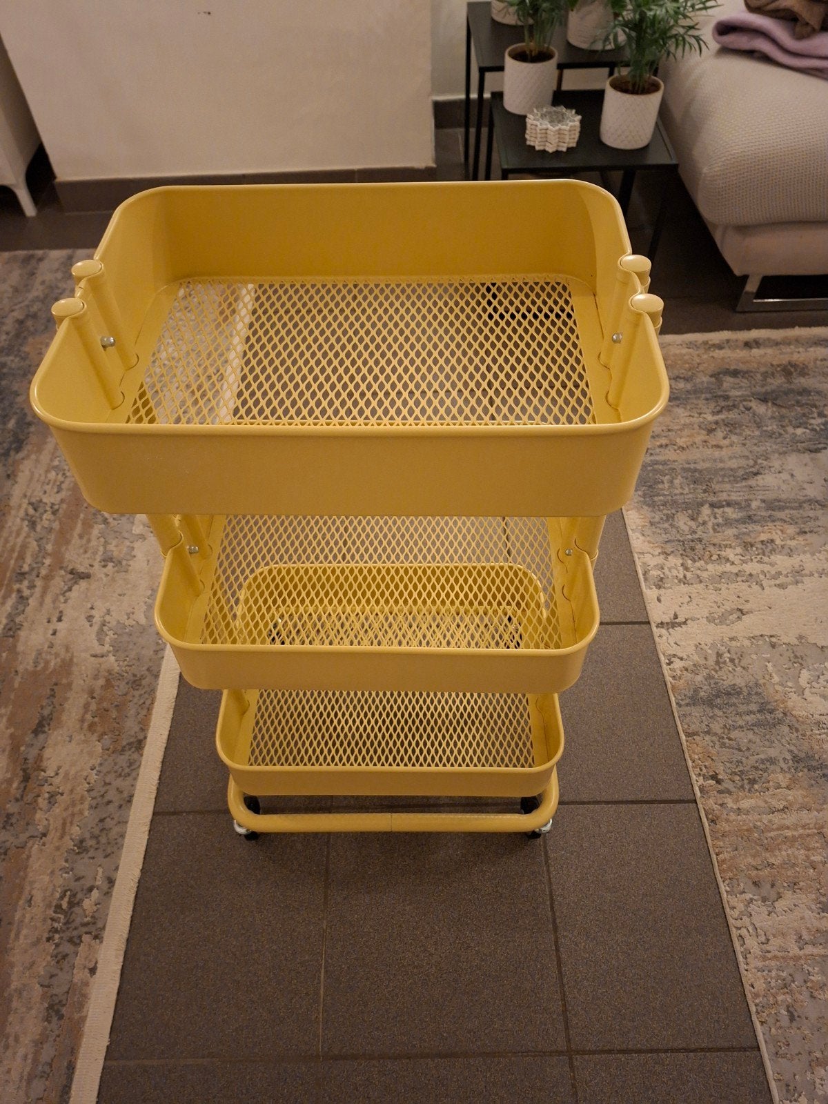 Gele roltafel/trolley met 3 opbergvakken, Ophalen, Zo goed als nieuw