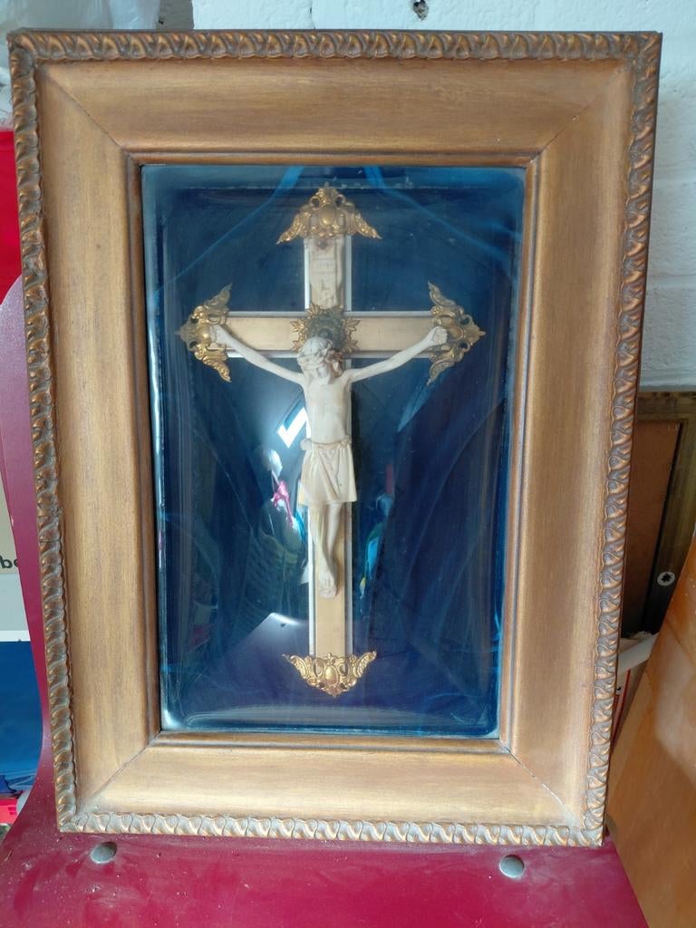 Antiek Kruisbeeld in Bol Glas met Gouden Lijst, Ophalen