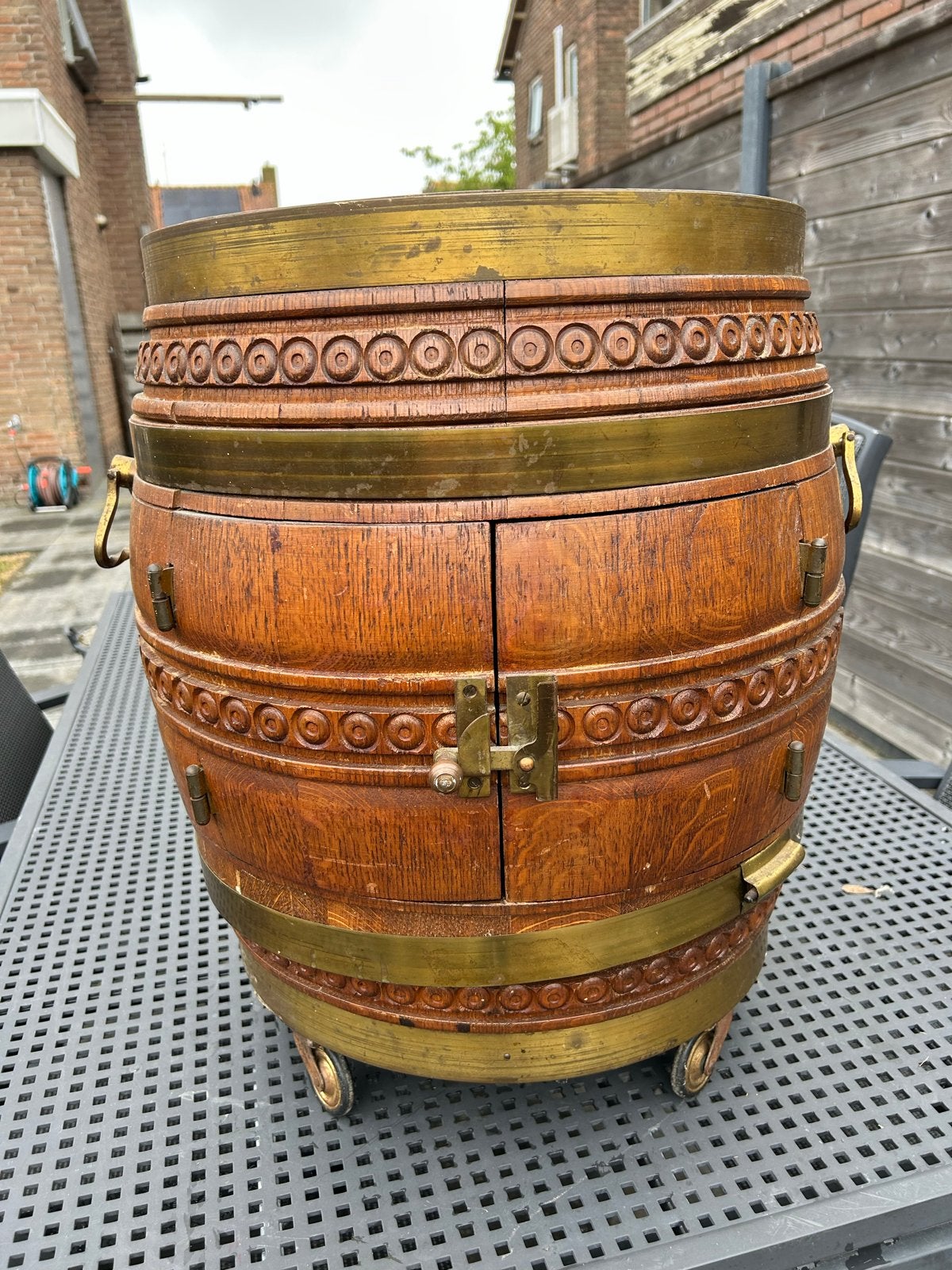 Vintage houten drankvat op wieltjes, Ophalen