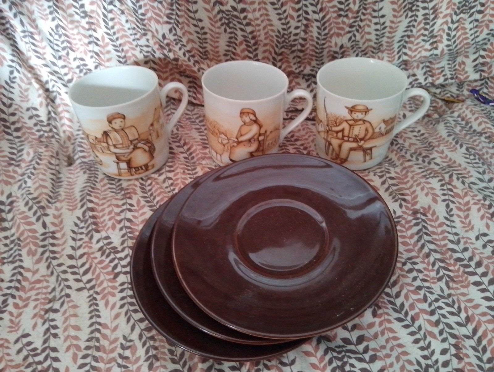 Set van 3 Vintage Mokken met Hollandse Taferelen en Schotels, Gebruikt, Keramiek, Vintage, Ophalen of Verzenden
