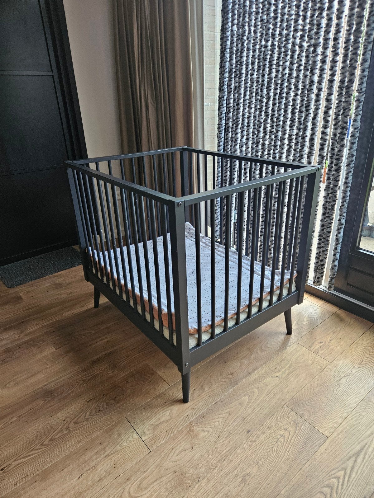 Zwarte vierkante box met matras en hoezen, Kinderen en Baby's, Ophalen, Gebruikt, Vierkant