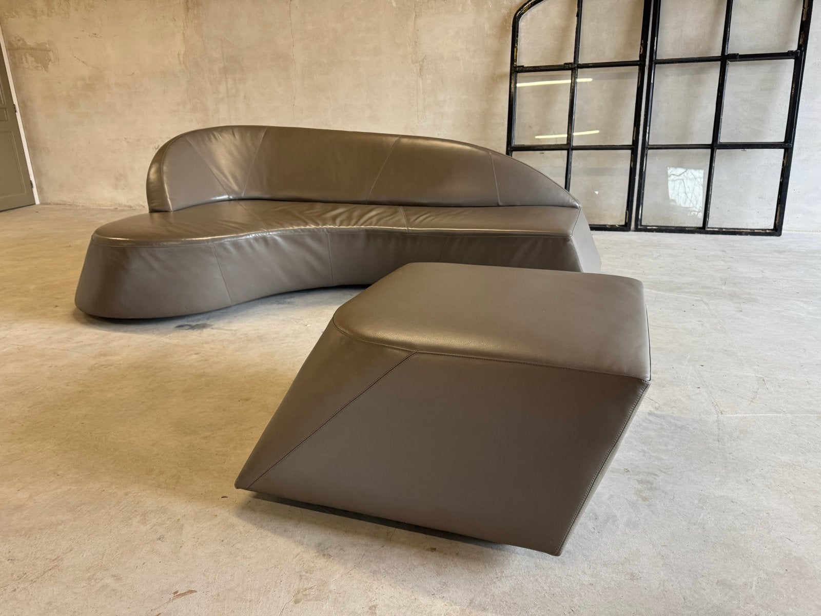 Leolux Morena + Hocker | Taupe  Unieke Organische Designbank, X, Ophalen of Verzenden, Zo goed als nieuw, X