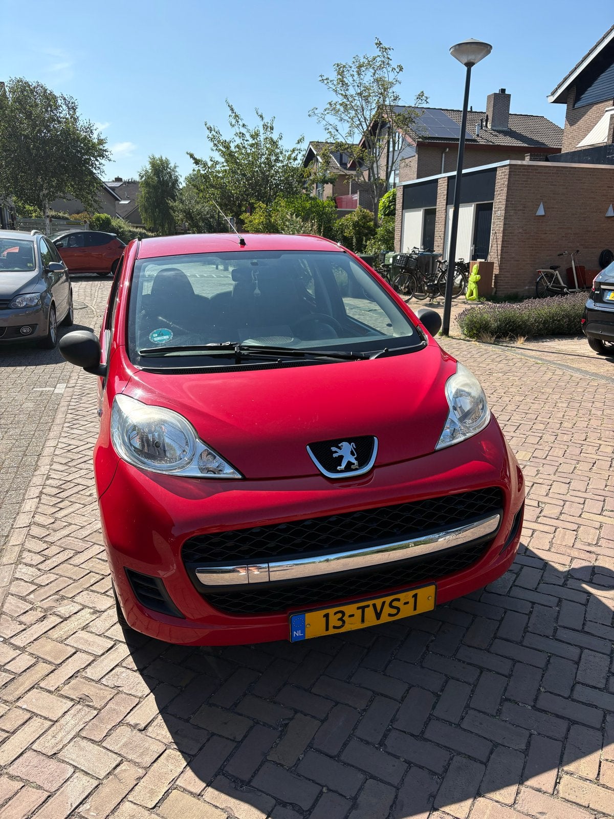 Peugeot 107 1.0 12V 5DR 2011 Rood, Auto's, Voorwielaandrijving, Stof, Zwart, 4 stoelen