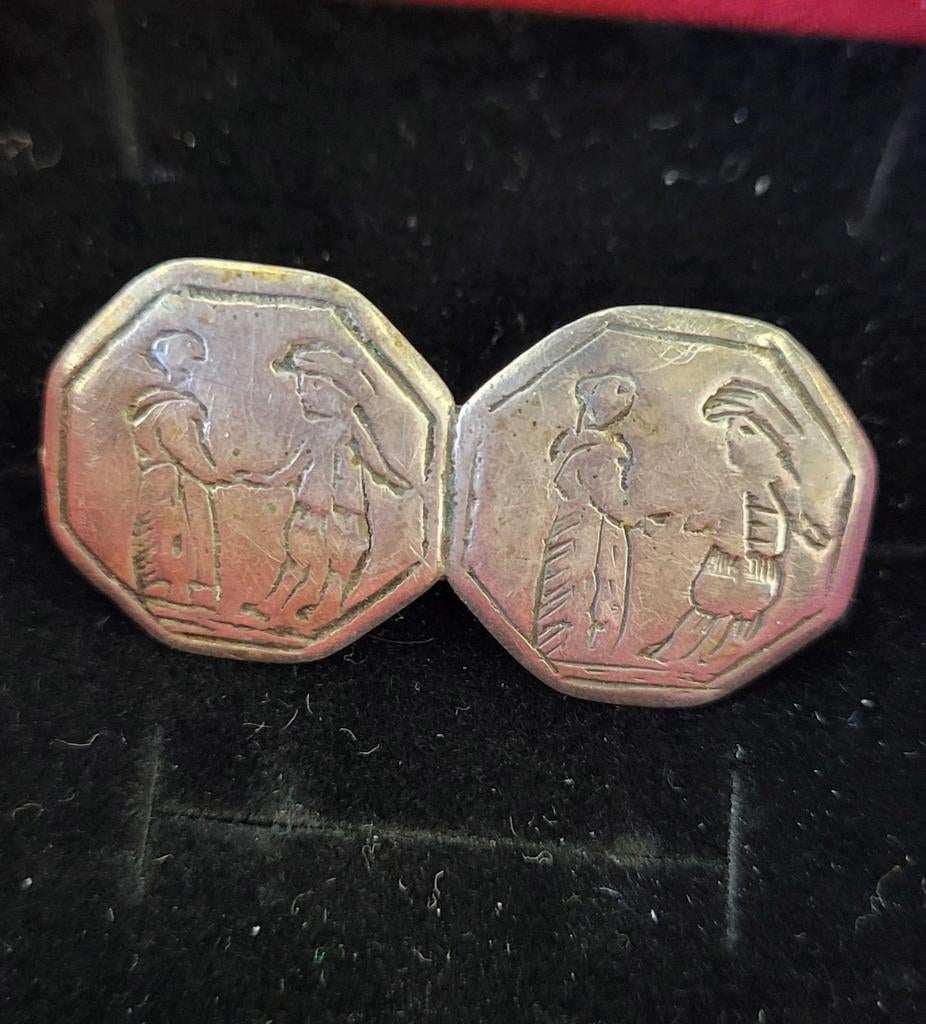 Oude Friese zilveren buisknopen gemaakt tot broche, Ophalen of Verzenden, Zilver, Broche