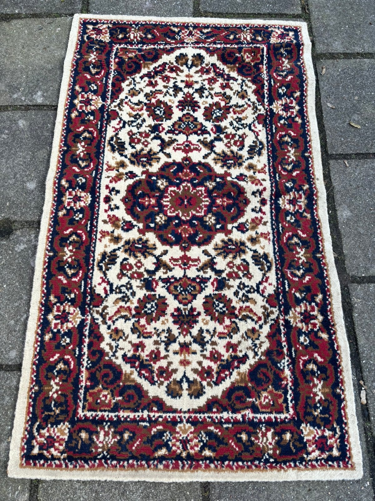 Vloerkleed 110x65 cm voor maar 25 euro, 100 tot 150 cm, Zo goed als nieuw, Rood, Rechthoekig