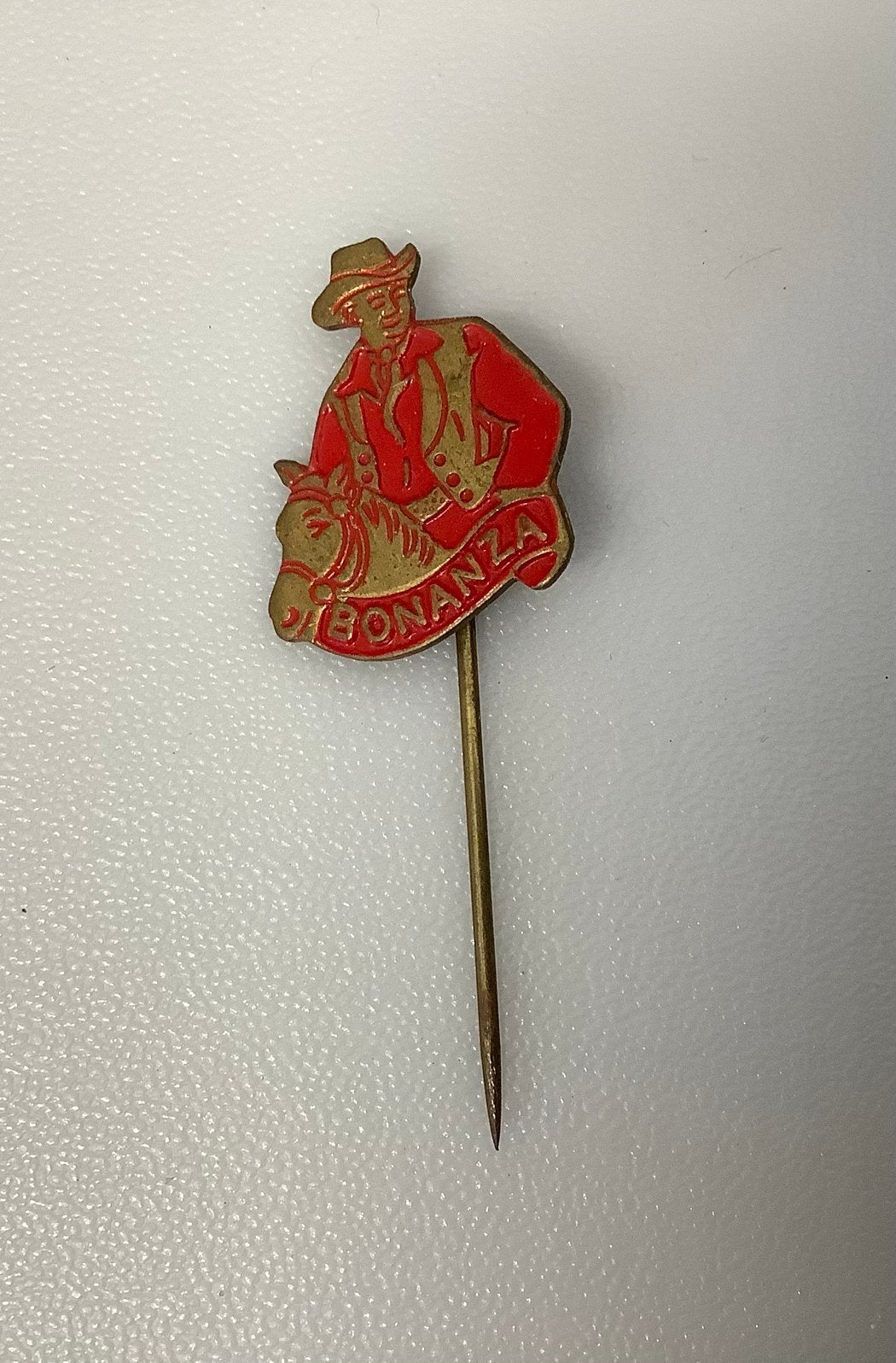 Vintage Bonanza Cowboy Speldje - Rode Emaille Pin, Ophalen of Verzenden, Gebruikt, Overige onderwerpen, Speldje of Pin