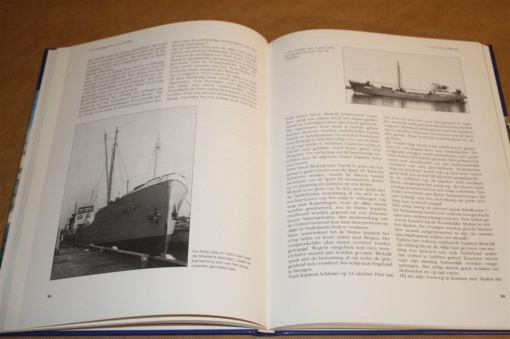 Boek. Op tegengestelde koersen. Kustvaart in oorlogstijd., Gebruikt, N.v.t., N.v.t., Ophalen of Verzenden