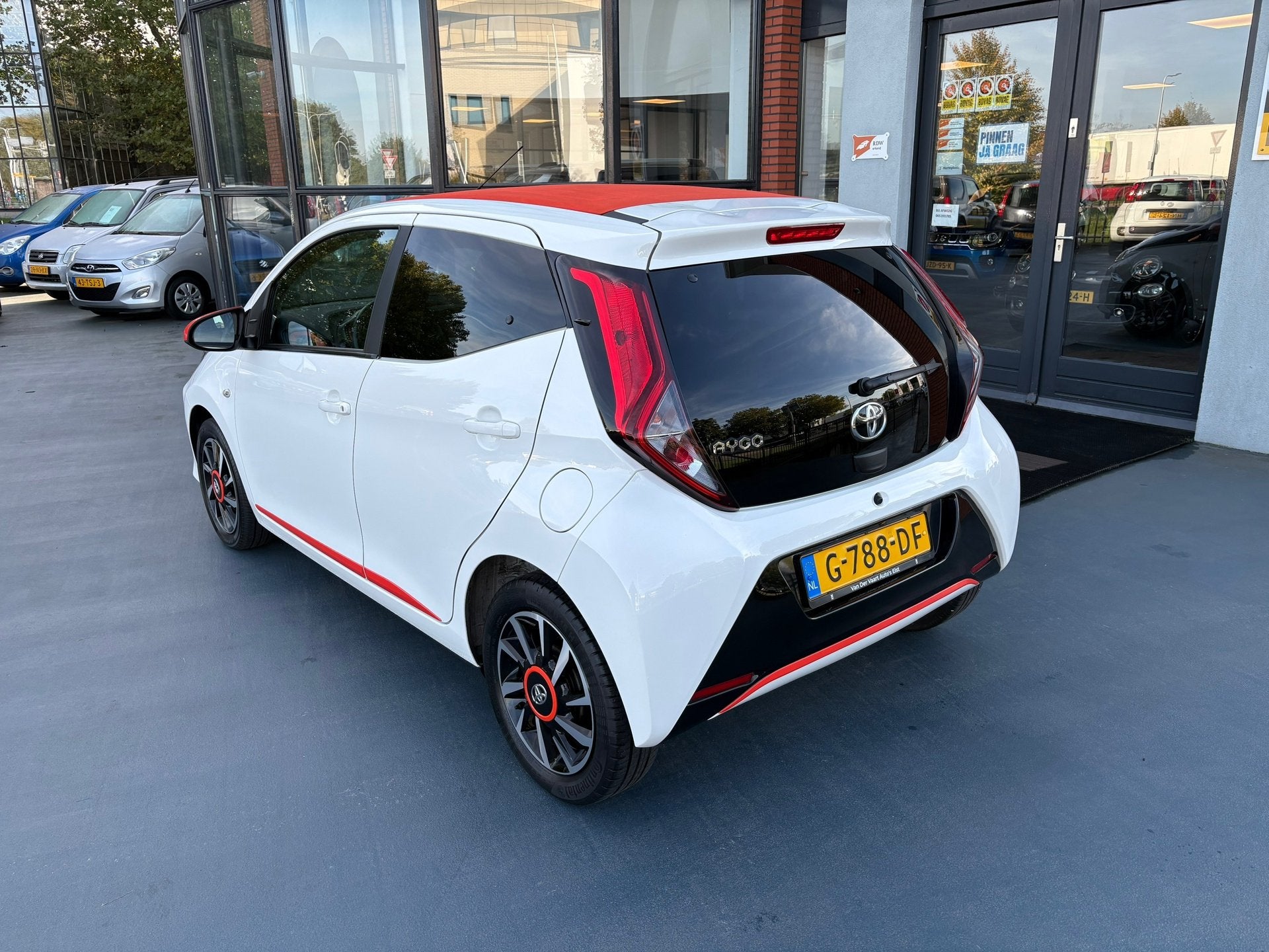 Toyota Aygo 1.0 VVT-i x-otic CABRIO AUTOMAAT LMV, Dealer onderhouden, Gebruikt, Euro 6, 4 stoelen