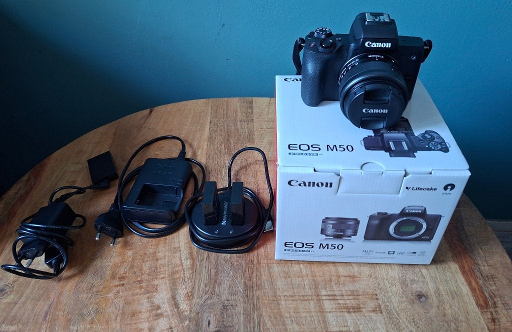 Canon EOS M50 + 15-45mm kitlens, compleet + accessoires, Canon, Ophalen of Verzenden, Zo goed als nieuw, Lensdop