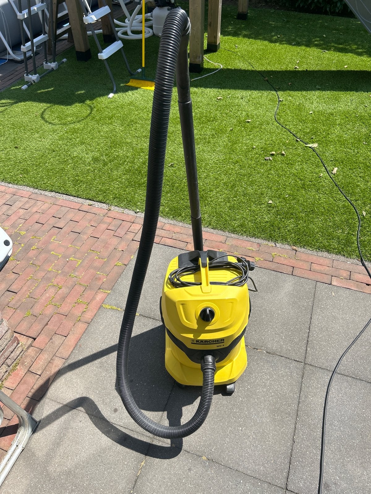 Kärcher WD 4 Nat- en Droogzuiger - 1000W, Ophalen, Inclusief accessoires, Gebruikt, Kärcher