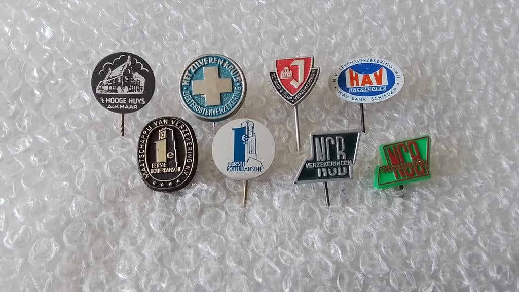 8 verschillende speldjes  verzekeringen, Verzamelen, Ophalen of Verzenden, Zo goed als nieuw, Overige onderwerpen