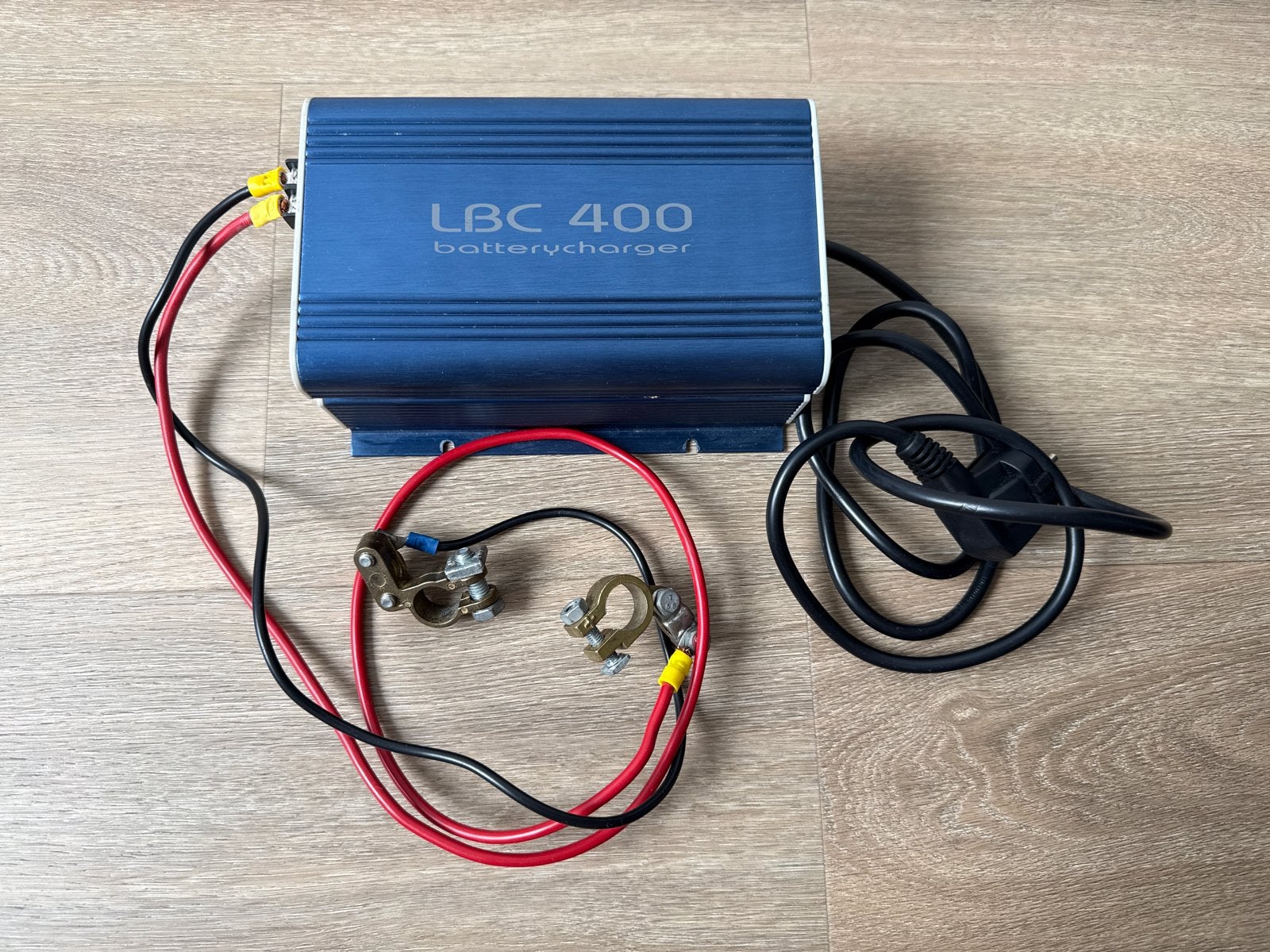 Profline LBC 412-B Acculader 12Vdc/10Amp incl. accubak, Ophalen of Verzenden, Gebruikt, Universele onderdelen