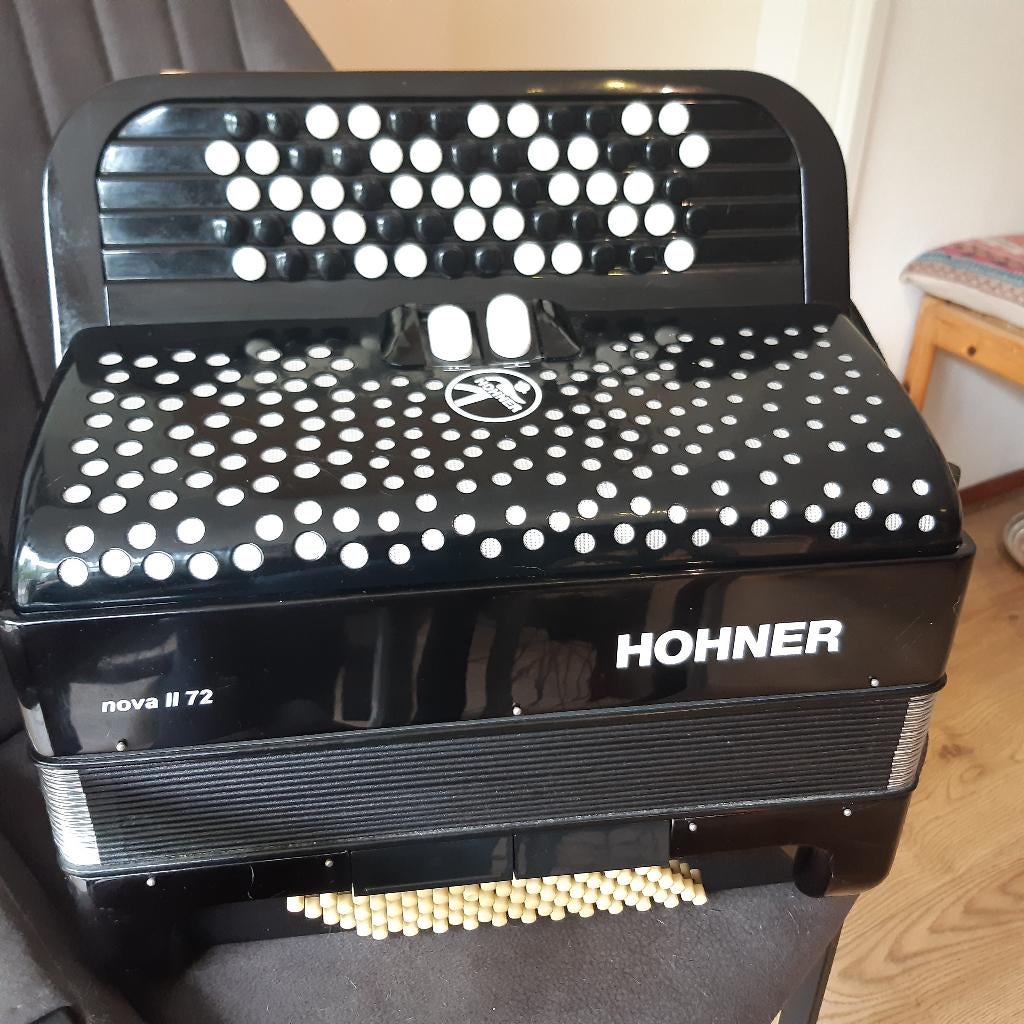 Accordeon Hohner Nova II 72 C-griff zgan, Muziek en Instrumenten, Accordeons, Ophalen, Met riemen, 72-bas, Zo goed als nieuw