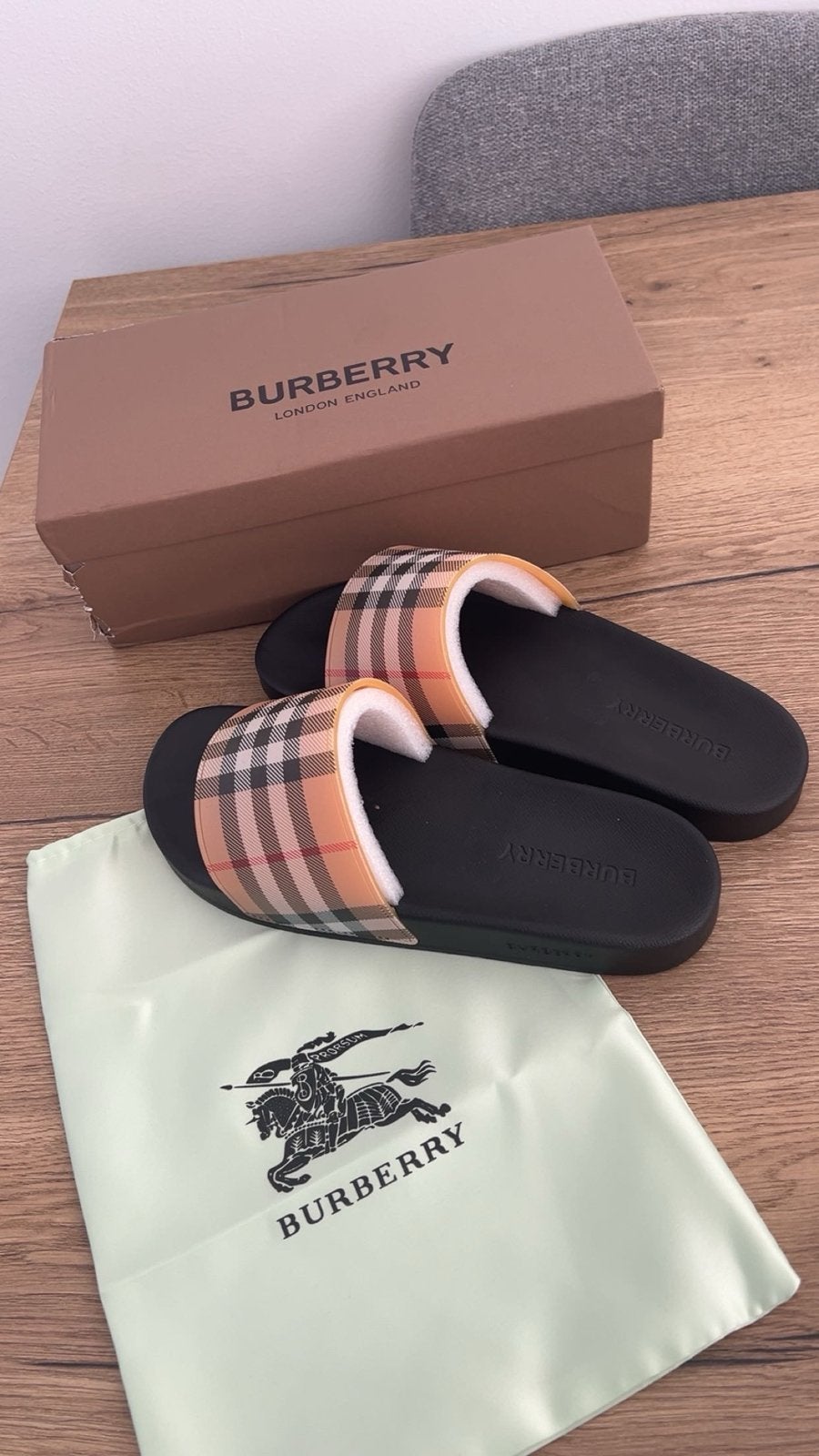 Burberry slippers, Kleding | Dames, Schoenen, Nieuw, Slippers, Overige kleuren, Ophalen of Verzenden