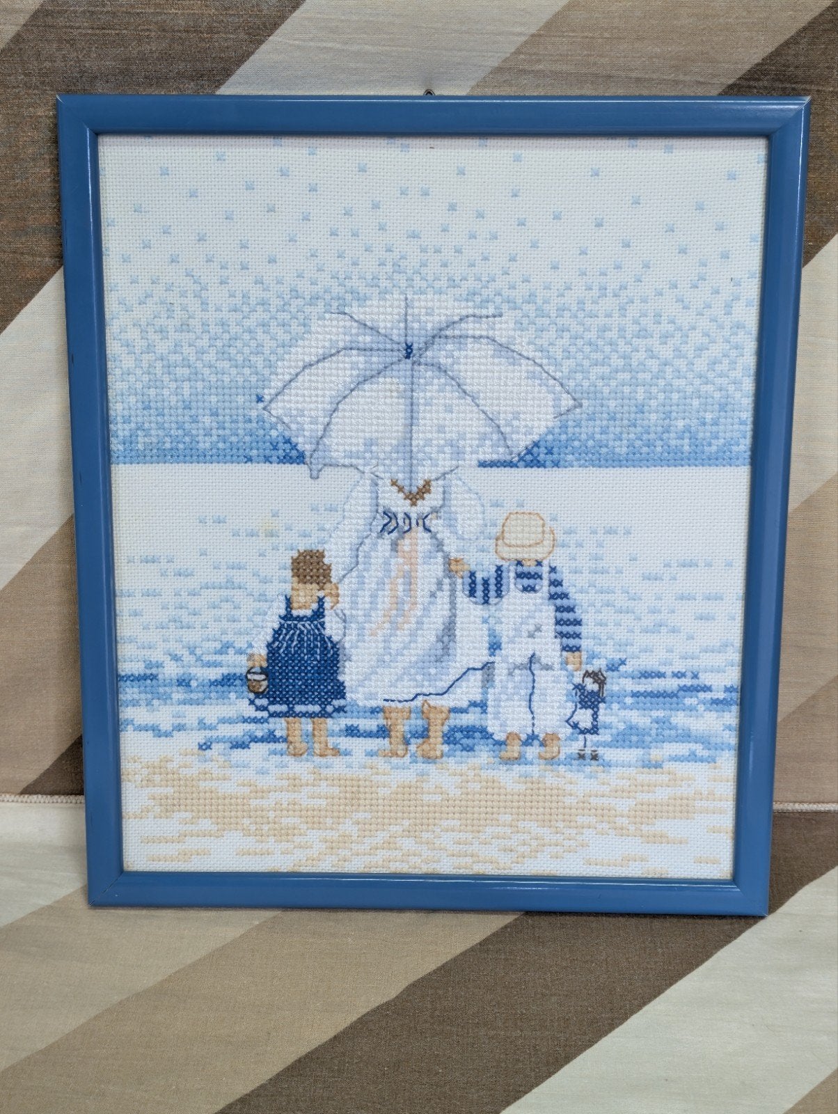 Ingelijst borduurwerk: Familie op het strand, Minder dan 50 cm, Gebruikt, Overige typen, Ophalen of Verzenden