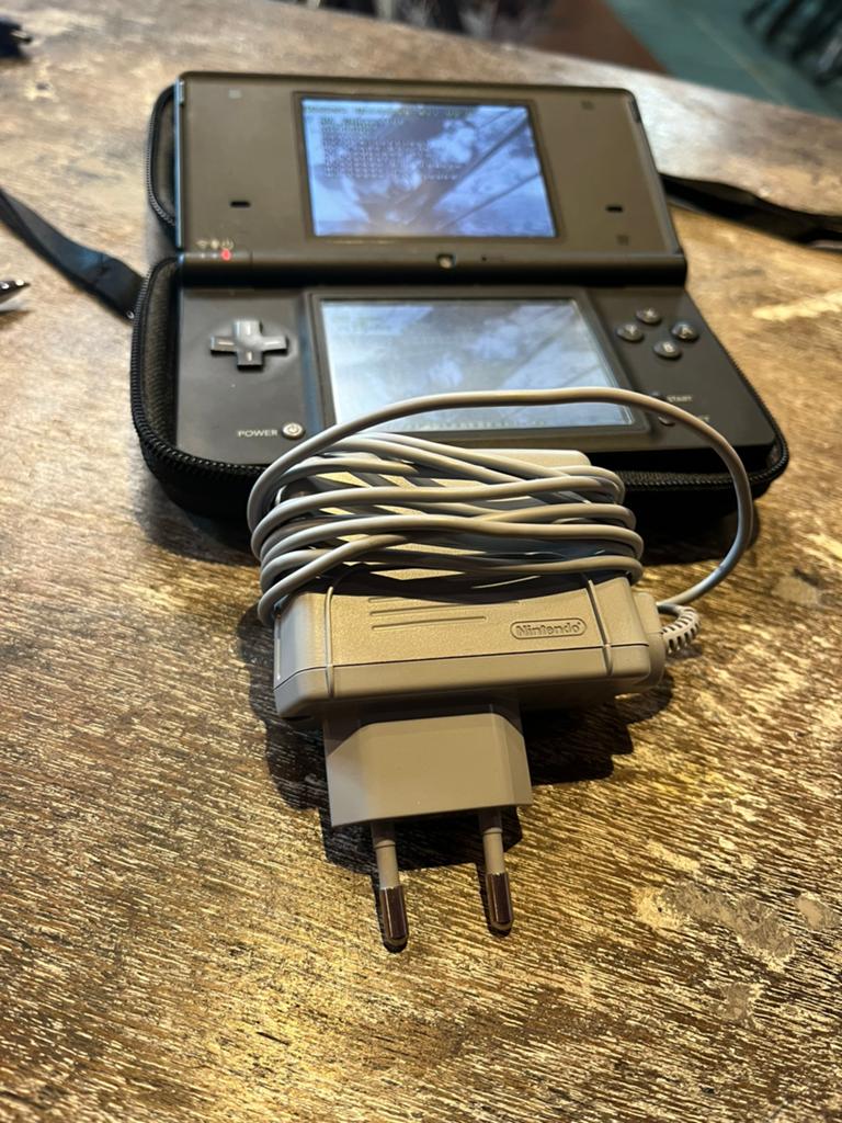 NINTENDO DSI zwart met hoes en adapter, Zoomstede 21, 3431 HK Nieuwegein., Zwart, Dsi, Ophalen of Verzenden