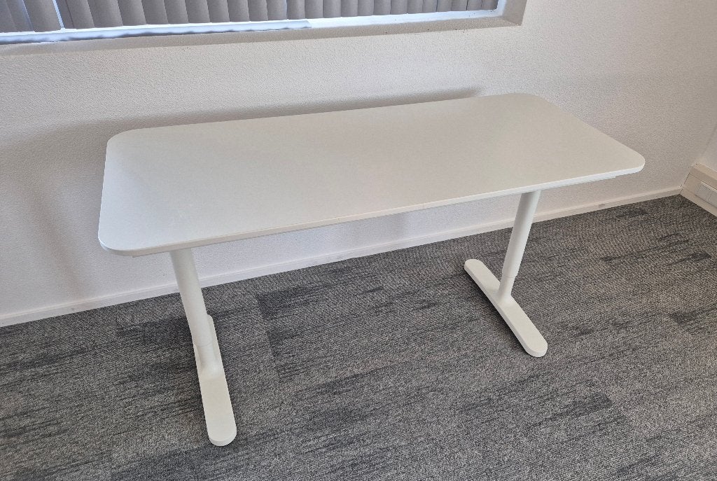 IKEA BEKANT Bureau 140x60 cm, wit, Huis en Inrichting, Bureaus, Ophalen, Hout, Zo goed als nieuw, IKEA