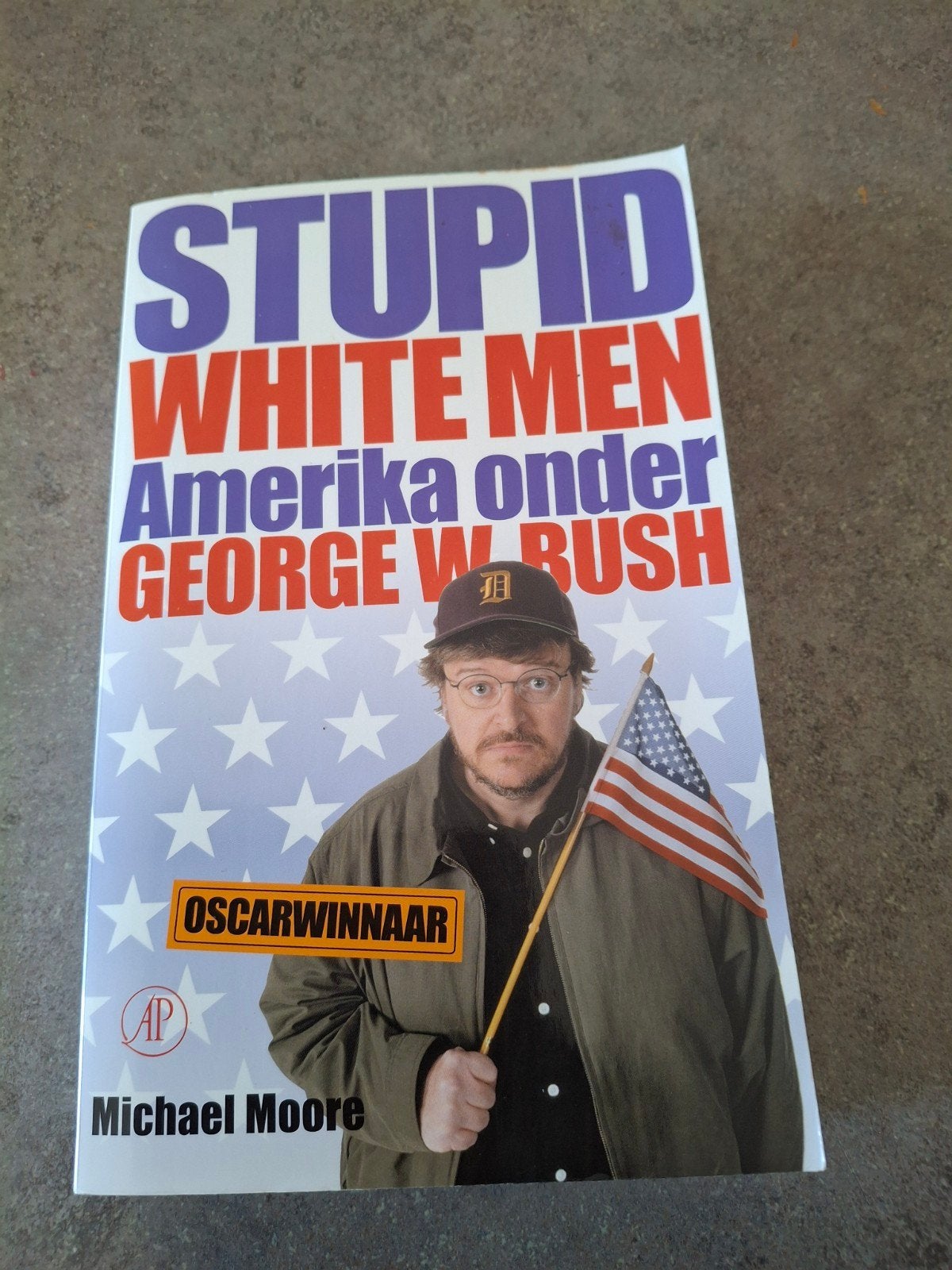 Michael Moore - Stupid white men, Boeken, Ophalen of Verzenden, Gelezen, Michael Moore
