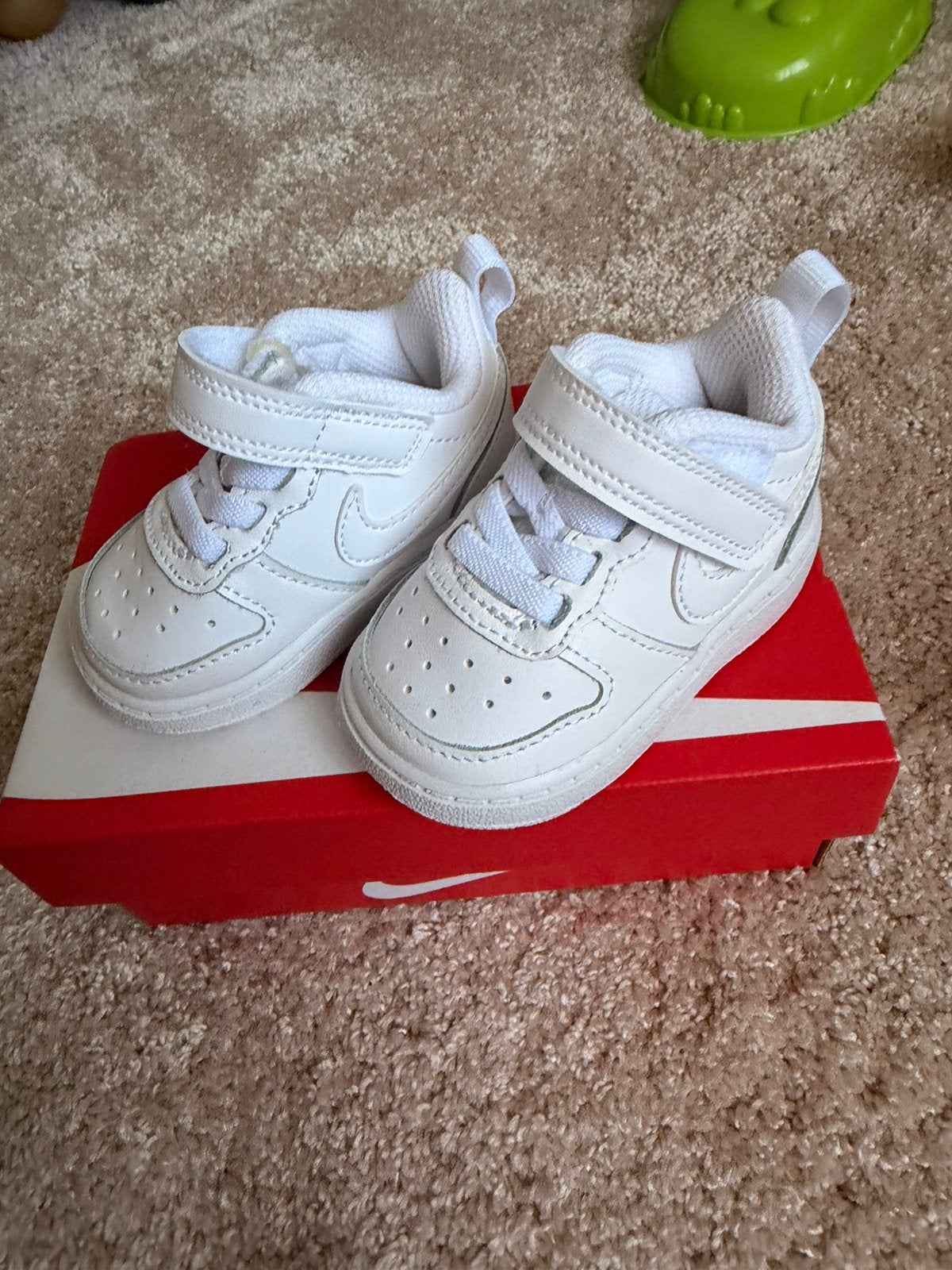 Nieuw baby nikes maat 17, Schoentjes, Jongetje of Meisje, Ophalen of Verzenden, Zo goed als nieuw