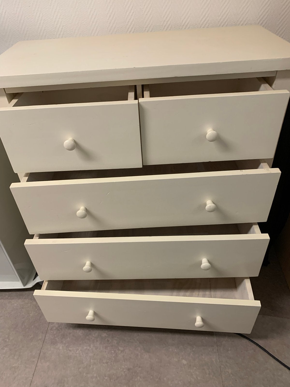 Crèmekleurige ladekast met 5 lades. H 90 Br 85 D 40, Ophalen, Gebruikt, 5 laden of meer, 100 tot 150 cm