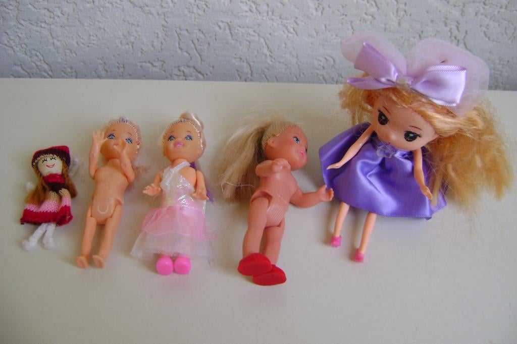5 popjes van 8 t/m 16 cm met kambare haren en kleertjes, Ophalen of Verzenden, Zo goed als nieuw, Overige typen