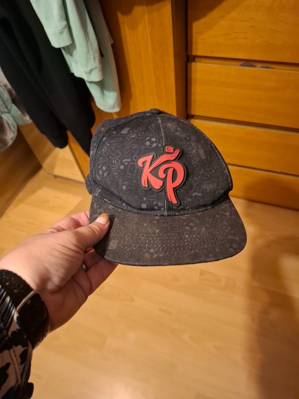 Zwarte pet met rood 'KP' logo, Ophalen, Pet, Gedragen, Knolpower